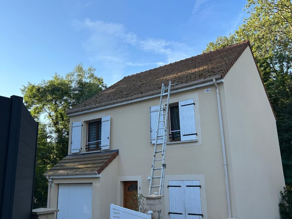 Toiture rénovée en tuiles terre cuite après travaux de couverture à Vendôme, Loir-et-Cher (41)