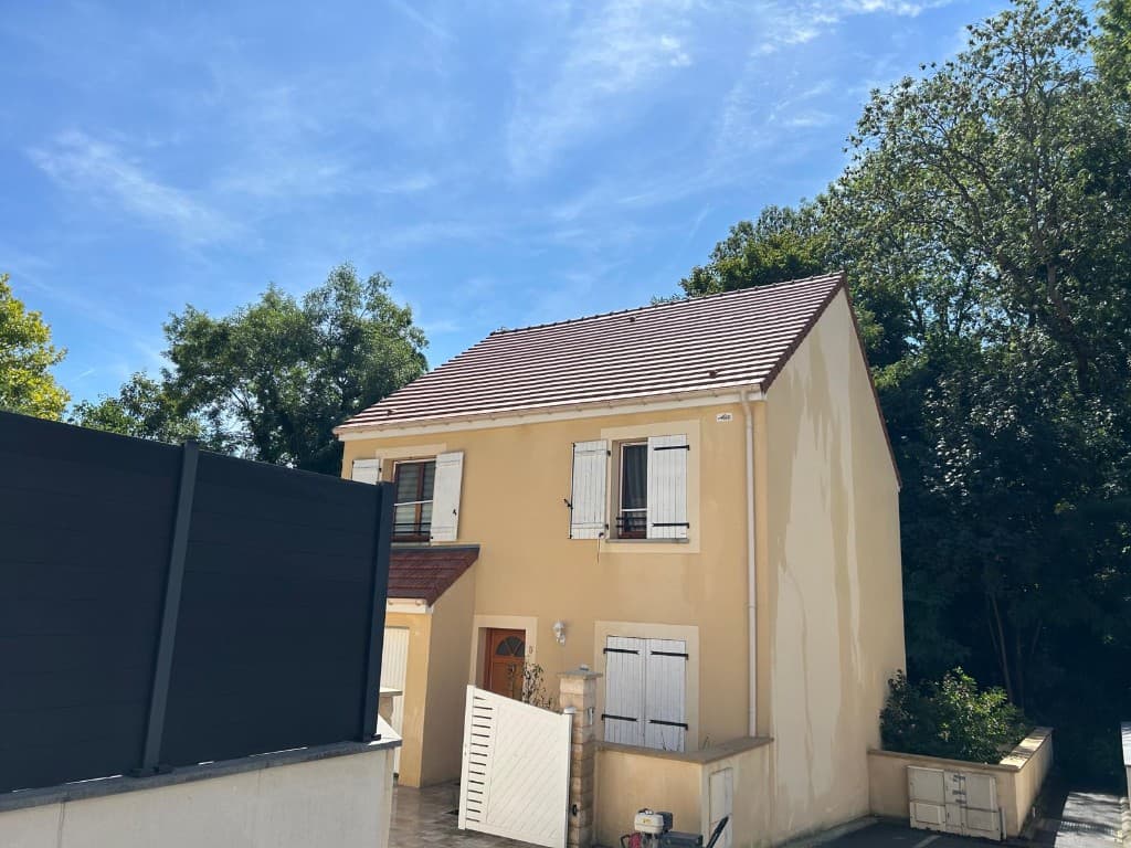 Toiture en tuiles encrassée avant rénovation de couverture à Vendôme, Loir-et-Cher (41)
